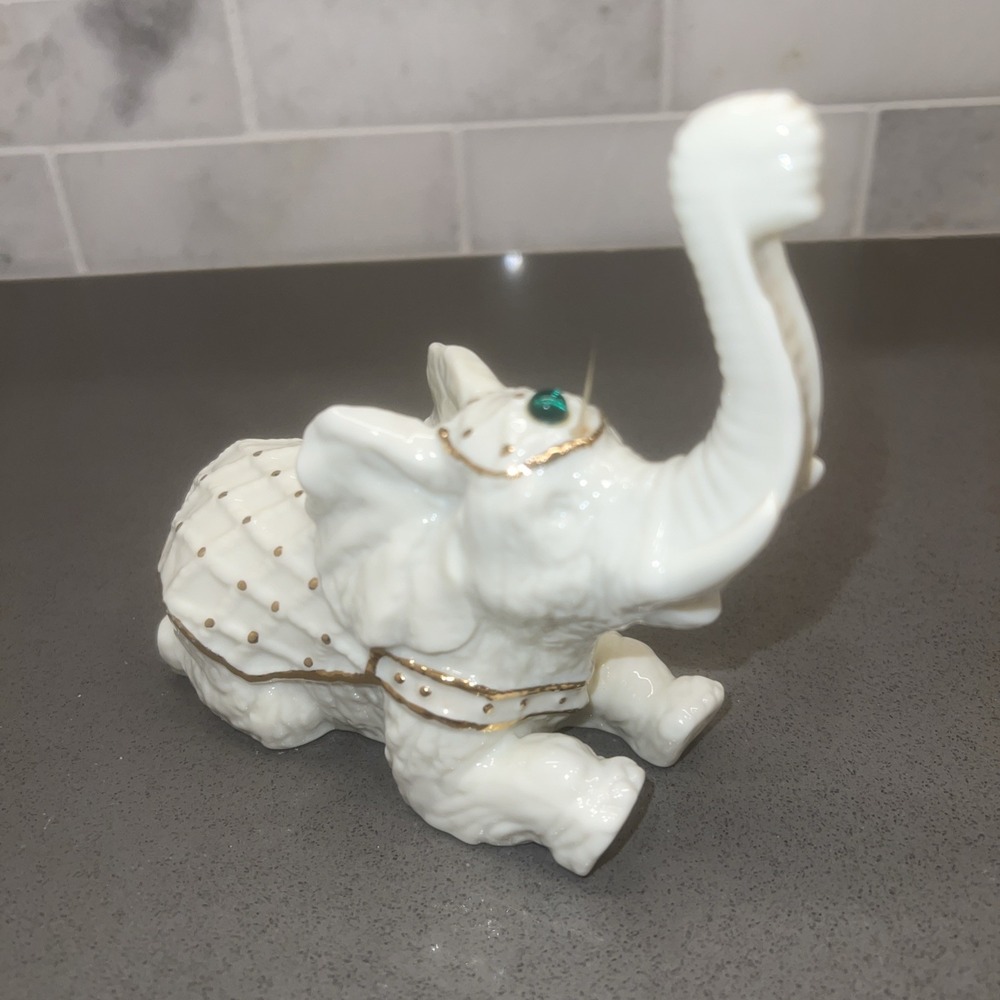 Under The Big Top Show Stopper Cleopatra Porcelain Elephant Carlton Cards